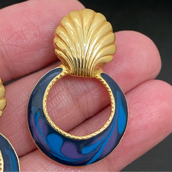 Vintage 80’s MYSTIQUE Shell Swirl Enamel Goldtone Doorknocker Post Earrings - Picture 9 of 10